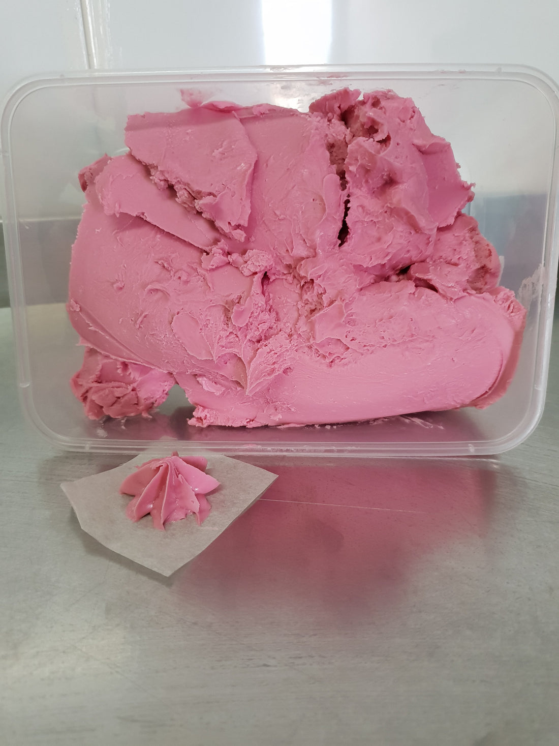 How to Get Rich, Vibrant Buttercream Colours (Without Over‑Mixing)