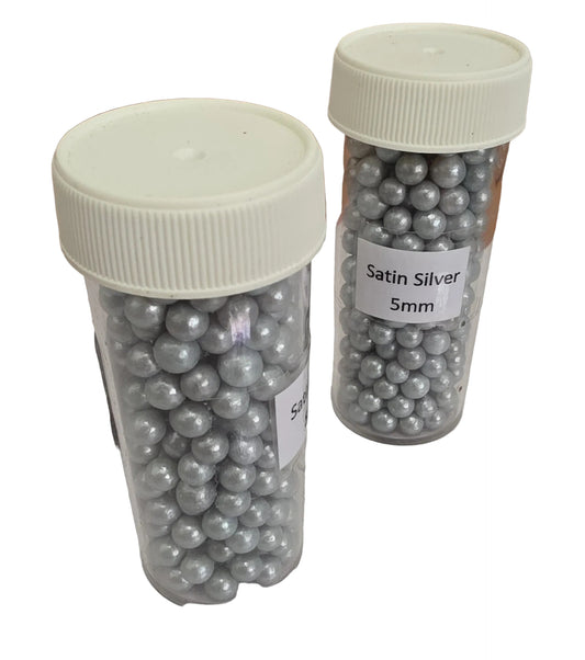 Close‑up of metallic satin silver 5mm cake decorating pearls.