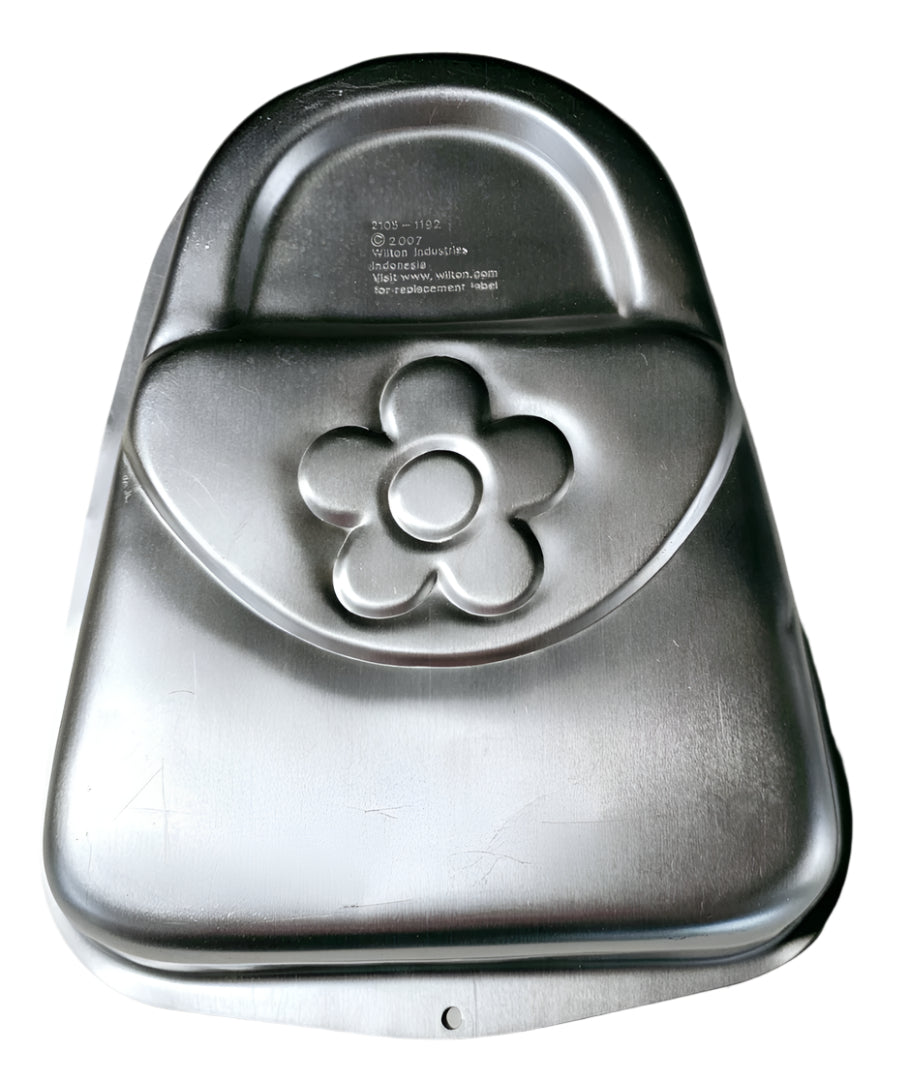 This aluminum cake pan, is in excellent condition, showcases a handbag, great for Mums, little girls and anyone who is into fashion. Like hello who doesn't love a handbag but this one you can eat.
There may be minor cosmetic wear, like a few scratches, on the item, especially from tin storage please see pictures.