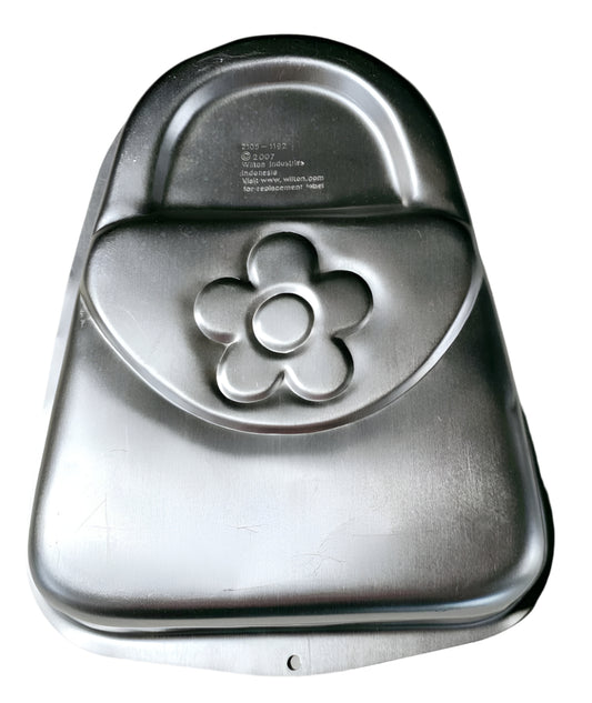 This aluminum cake pan, is in excellent condition, showcases a handbag, great for Mums, little girls and anyone who is into fashion. Like hello who doesn't love a handbag but this one you can eat.
There may be minor cosmetic wear, like a few scratches, on the item, especially from tin storage please see pictures.