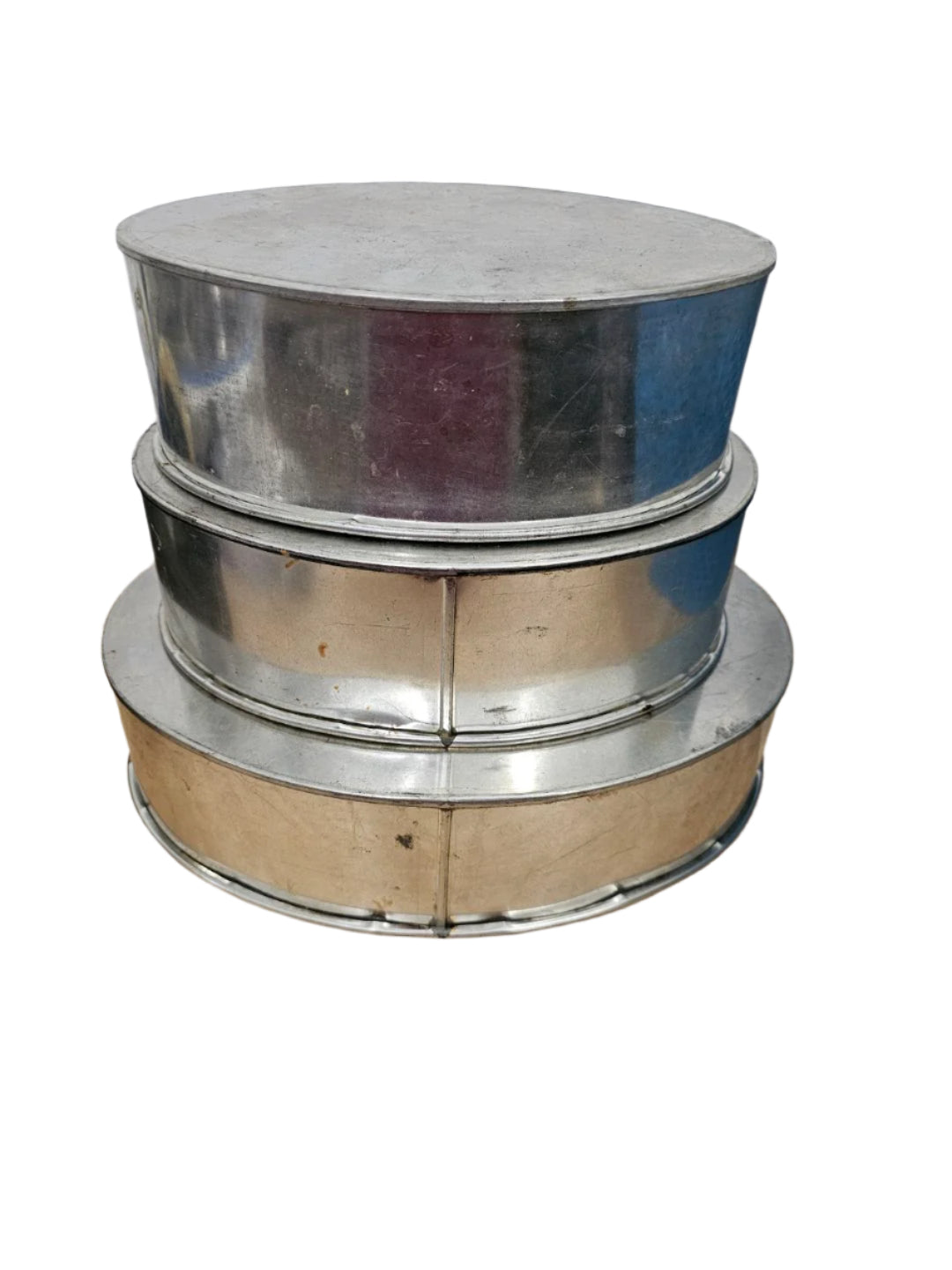These are ex rental cake tins. Comes in a set of 3.