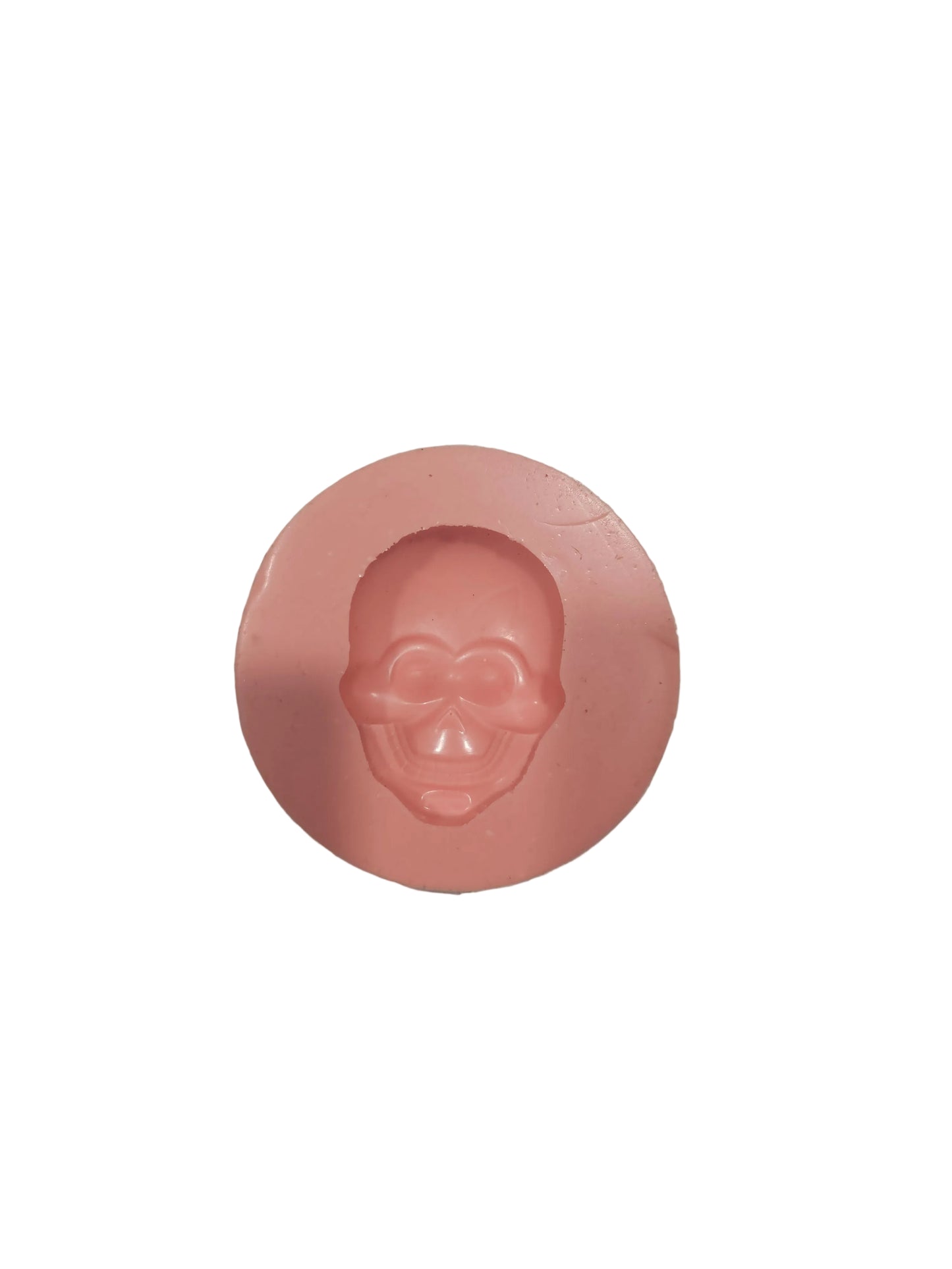 Silicone mould with a detailed skull‑shaped cavity for fondant, chocolate and spooky cake decorations.