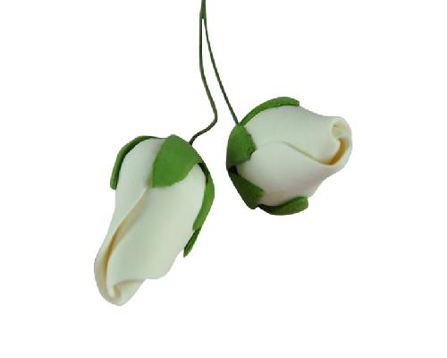 Ivory gum paste tea rose bud with green calyx and wire stem, approx. 3.4cm, single piece