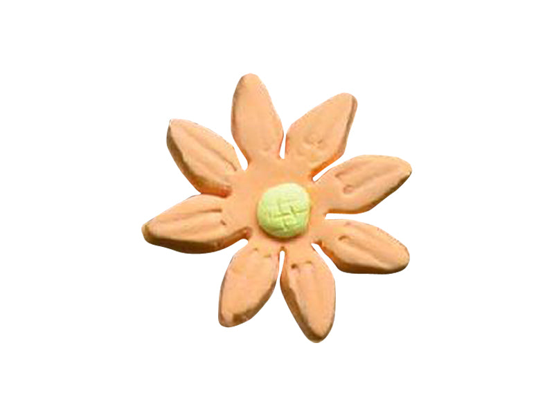 Handmade peach gum paste daisy with yellow centre. Approx 3.5cm.