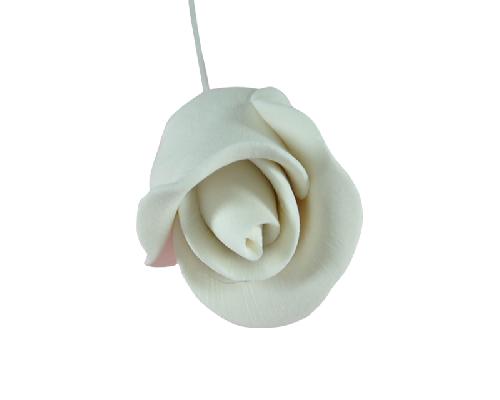 Add soft romance to your cake designs with our Off-White Loving Touch Rose, a small sugar paste flower measuring approximately 1". This rose features: