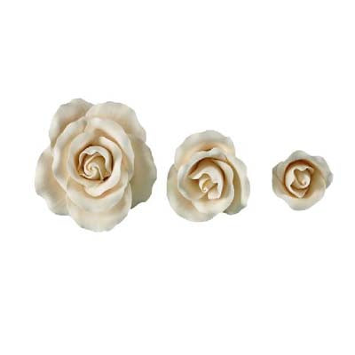 Set of three ivory roses in different sizes made of sugar paste, intended for cake decoration.