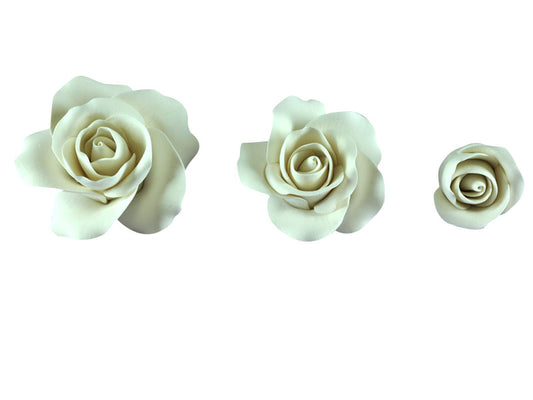 Set of three white fondant roses with wire, sized 3cm to 5cm, ideal for cake clusters and cascades.